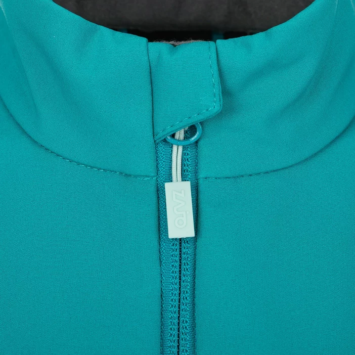 Ľahká a vetruodolná softshellová vesta.