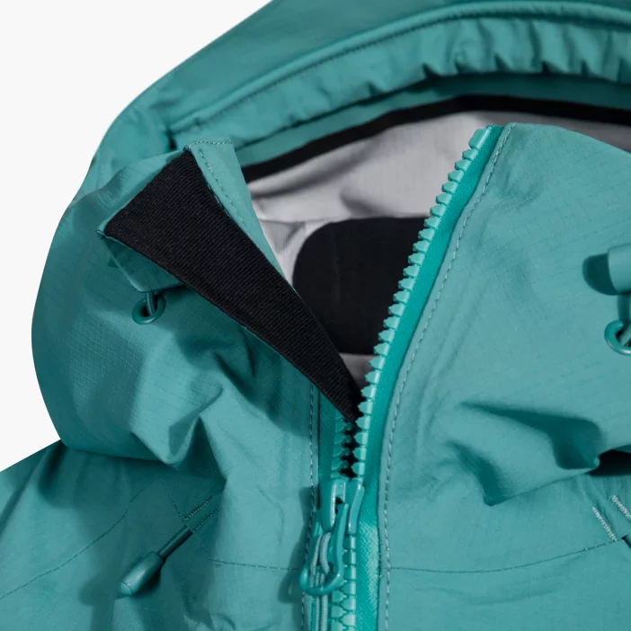 Nepremokavá hardshellová bunda s priedušnou membránou.