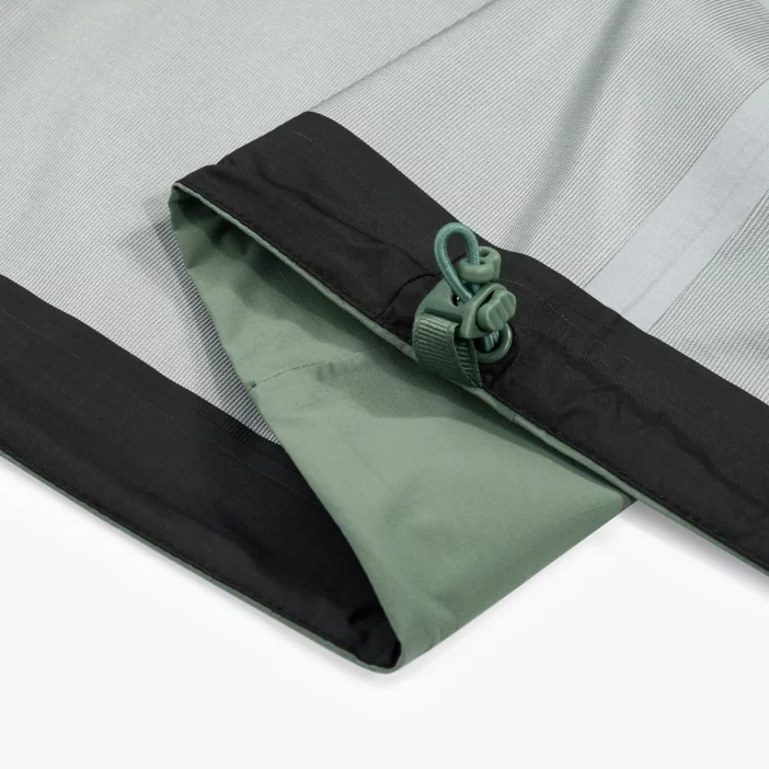 Nepremokavá hardshellová bunda s priedušnou membránou.