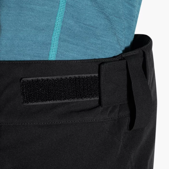 Odolné a nepremokavé lyžiarske nohavice.