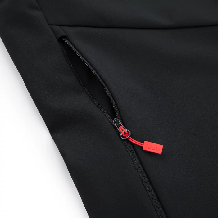 Ľahká a vetruodolná softshellová vesta.