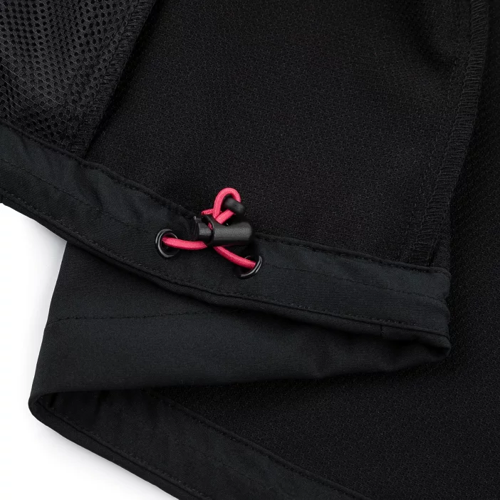 Ľahká a vetruodolná softshellová vesta.