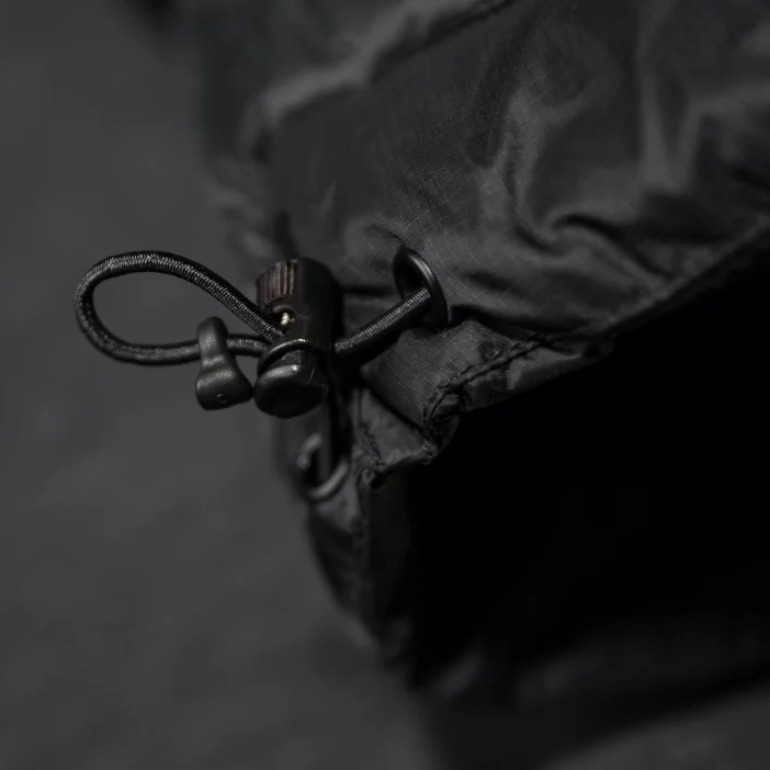 Ľahká zimná vesta s páperovou výplňou.