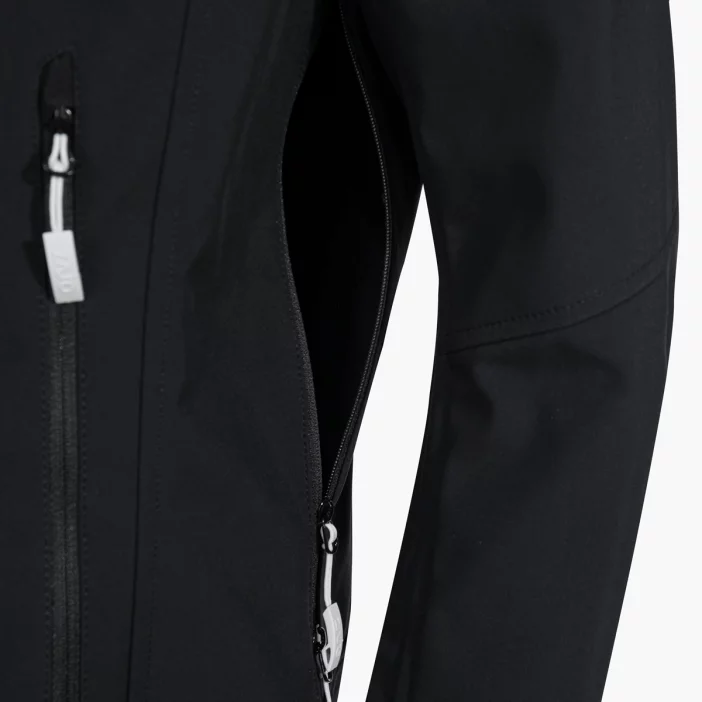 Zateplená a vetruodolná pánska softshellová bunda.