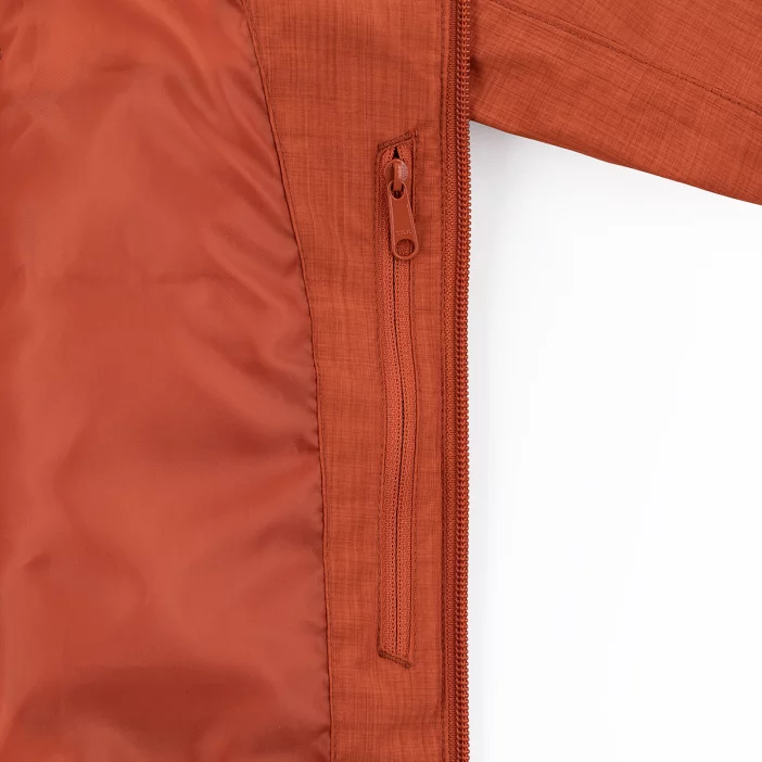 Nepremokavá bunda s priedušnými vlastnosťami.