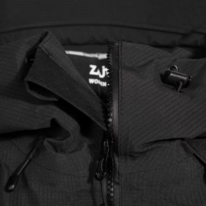 Nepremokavá hardshellová bunda s priedušnou membránou.