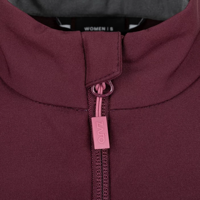 Ľahká a vetruodolná softshellová vesta.