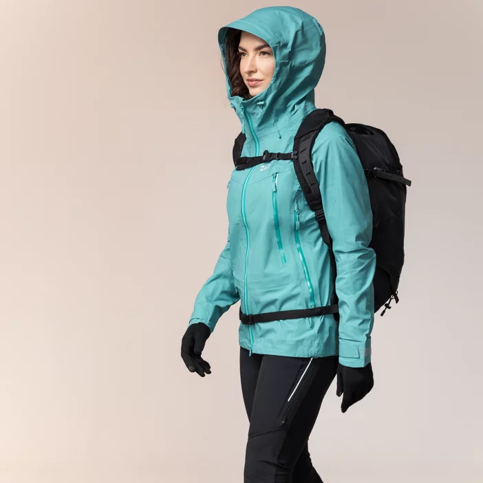 Nepremokavá hardshellová bunda s priedušnou membránou.