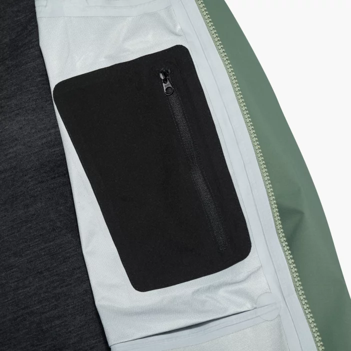 Nepremokavá hardshellová bunda s priedušnou membránou.