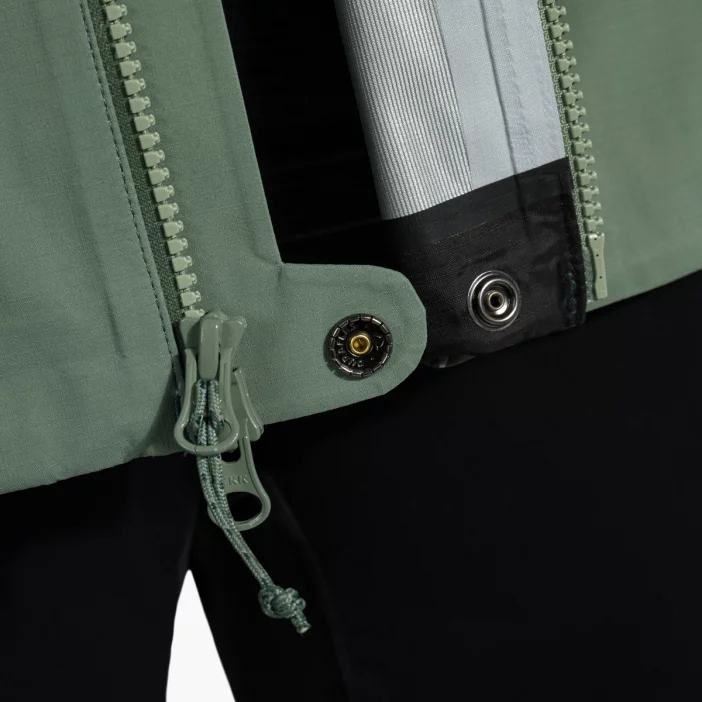 Nepremokavá hardshellová bunda s priedušnou membránou.