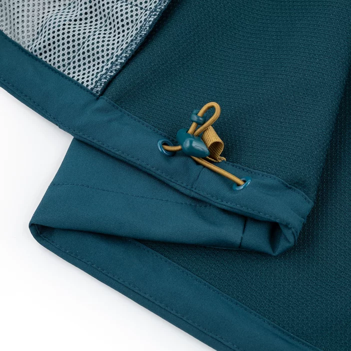 Ľahká a vetruodolná softshellová bunda.