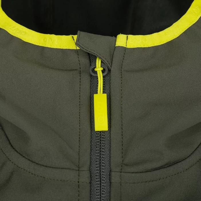 Ľahká a vetruodolná softshellová bunda.