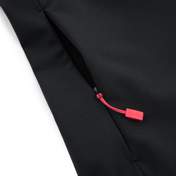 Ľahká a vetruodolná softshellová vesta.