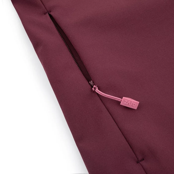 Ľahká a vetruodolná softshellová vesta.