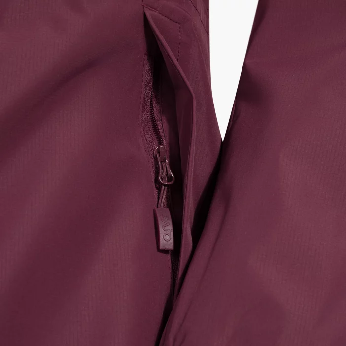 Ľahký a nepremokavý dámsky plášť.