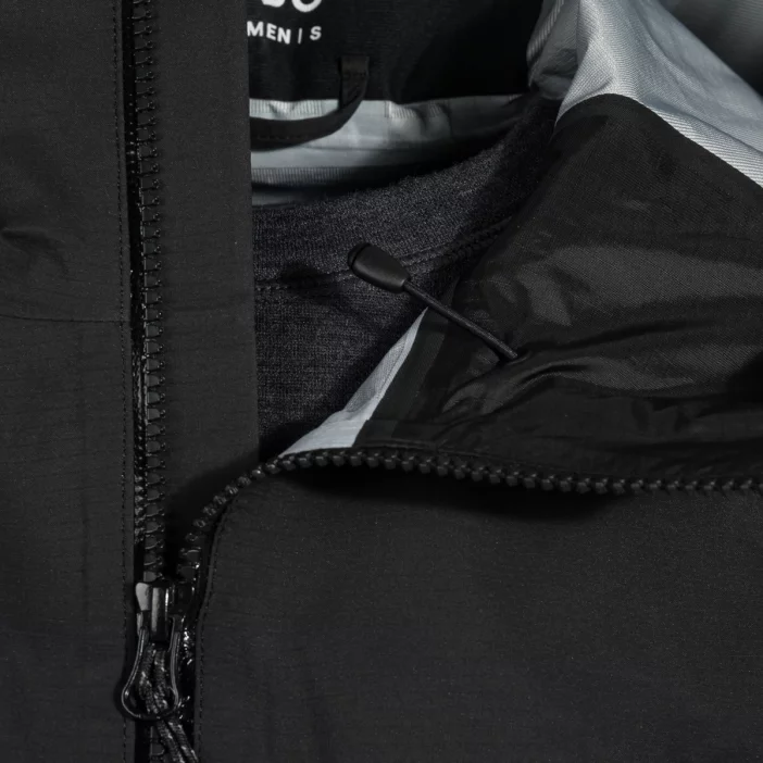 Nepremokavá hardshellová bunda s priedušnou membránou.