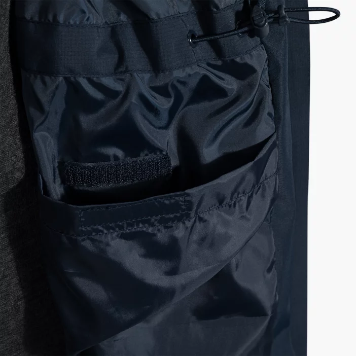 Ľahký a nepremokavý dámsky plášť.