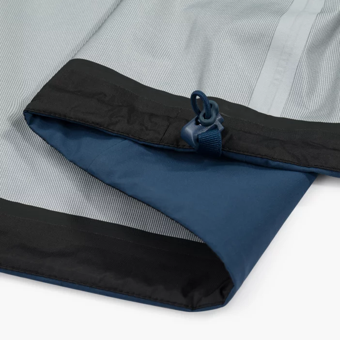 Nepremokavá hardshellová bunda s priedušnou membránou.