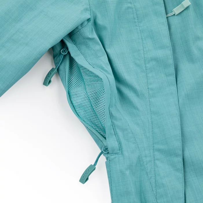 Nepremokavá bunda s priedušnými vlastnosťami.