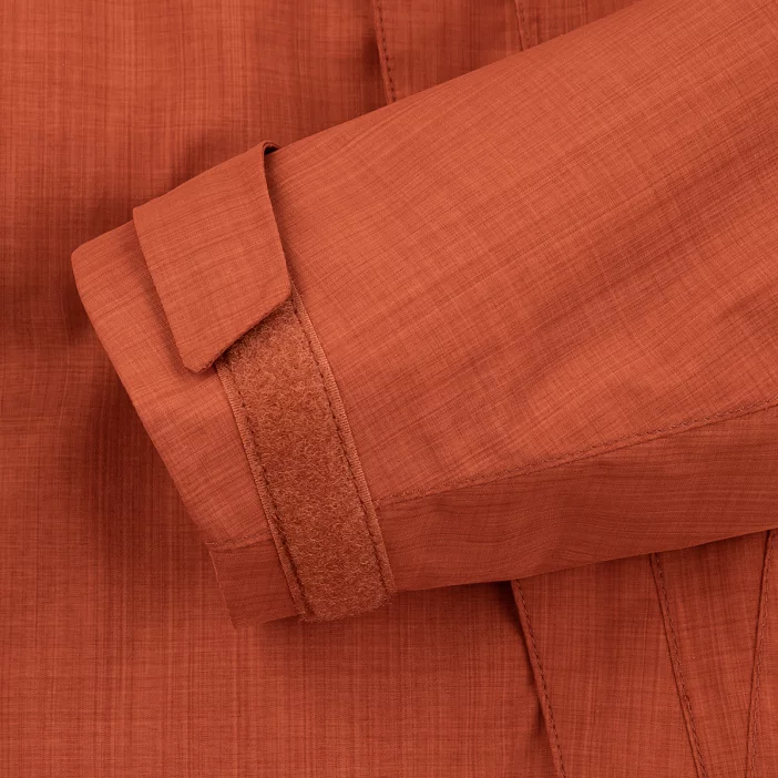 Nepremokavá bunda s priedušnými vlastnosťami.