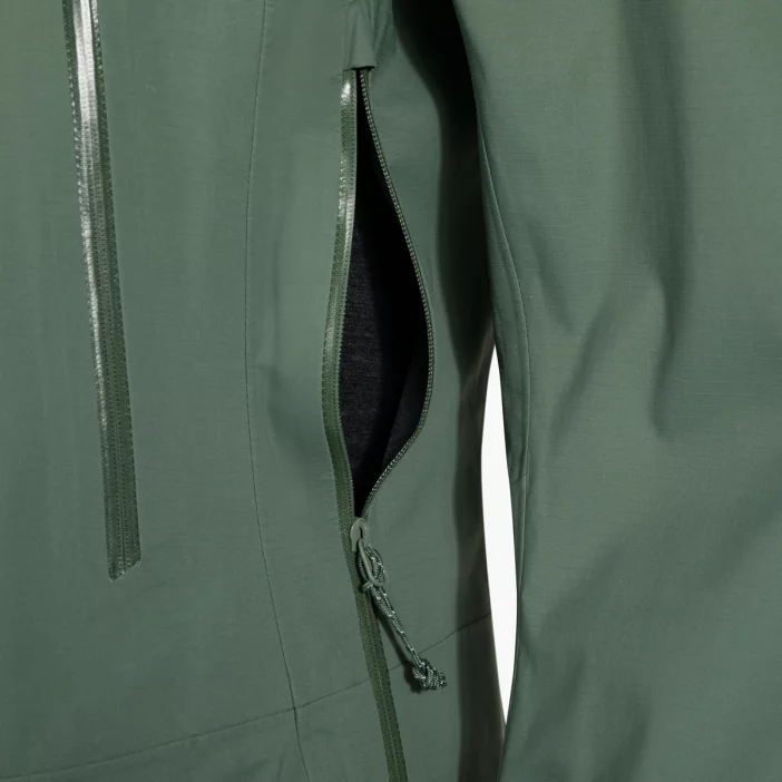 Nepremokavá hardshellová bunda s priedušnou membránou.
