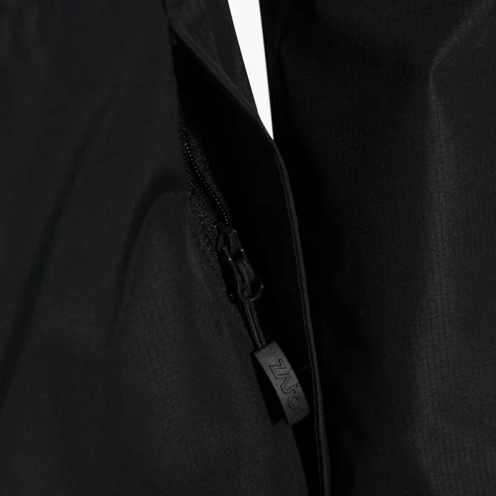 Ľahký a nepremokavý dámsky plášť.