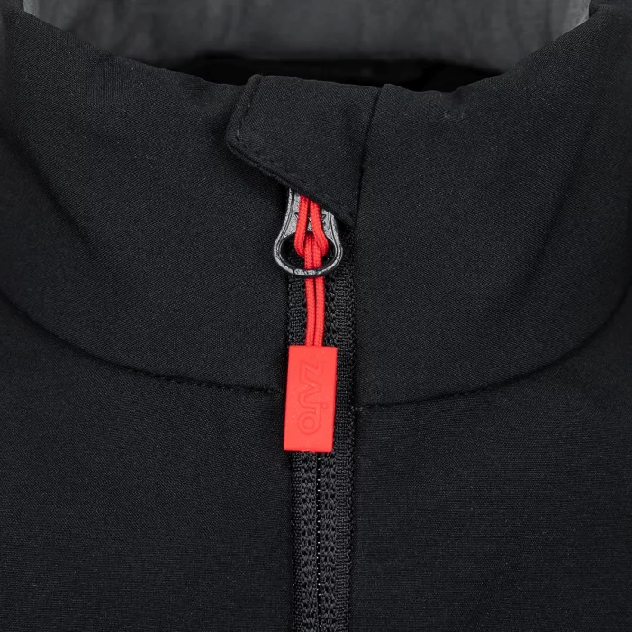 Ľahká a vetruodolná softshellová vesta.