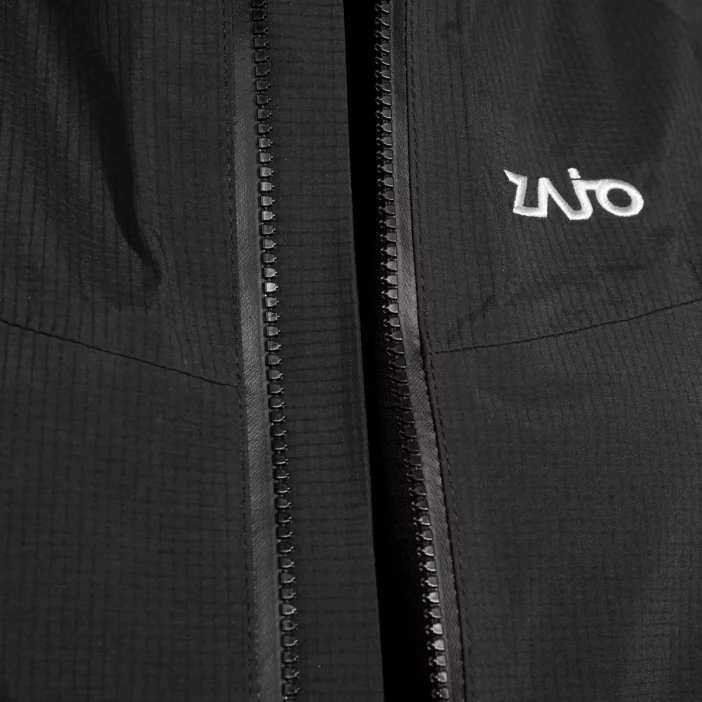 Nepremokavá hardshellová bunda s priedušnou membránou.