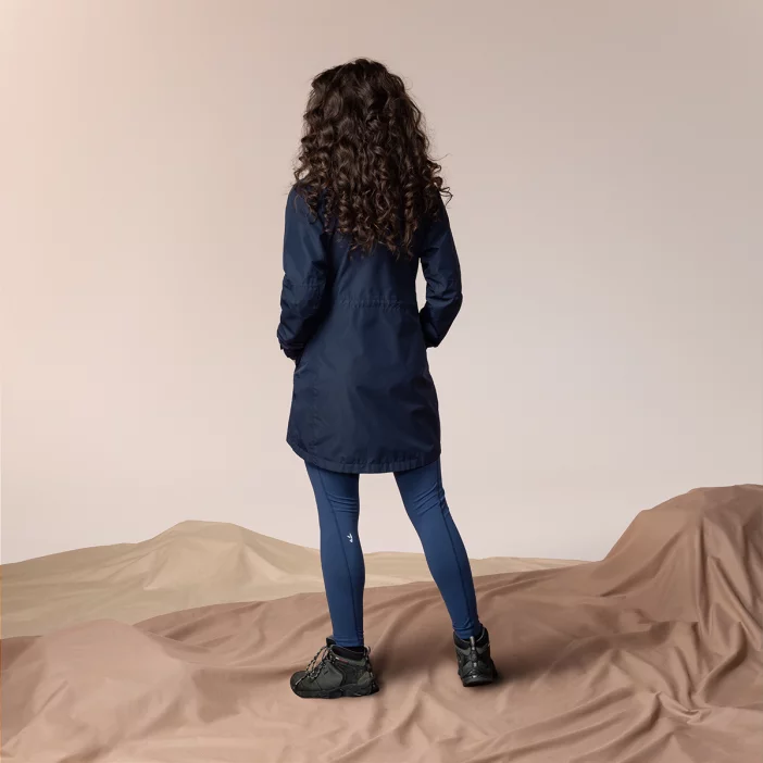 Ľahký a nepremokavý dámsky plášť.