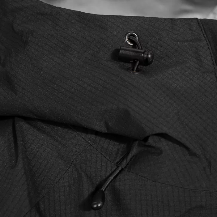 Nepremokavá hardshellová bunda s priedušnou membránou.