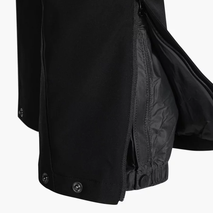 Odolné a nepremokavé lyžiarske nohavice.