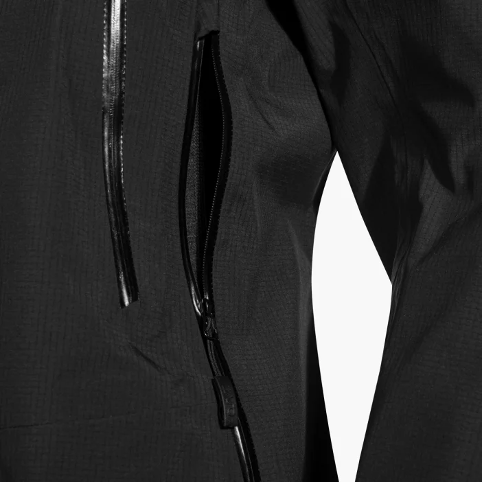 Nepremokavá hardshellová bunda s priedušnou membránou.