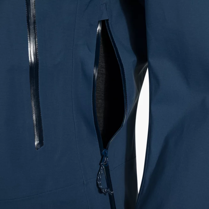 Nepremokavá hardshellová bunda s priedušnou membránou.