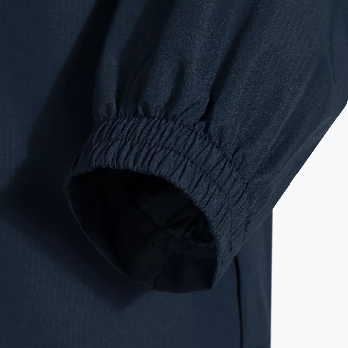 Ľahká nepremokavá a vetruodolná detská bunda.