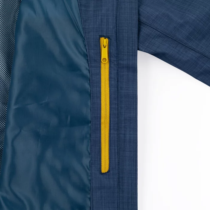 Nepremokavá bunda s priedušnými vlastnosťami.