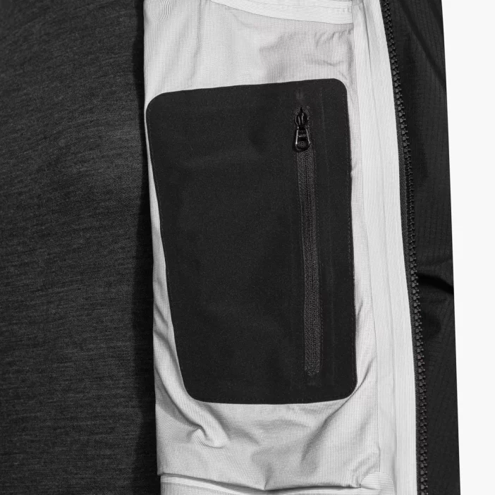 Nepremokavá hardshellová bunda s priedušnou membránou.