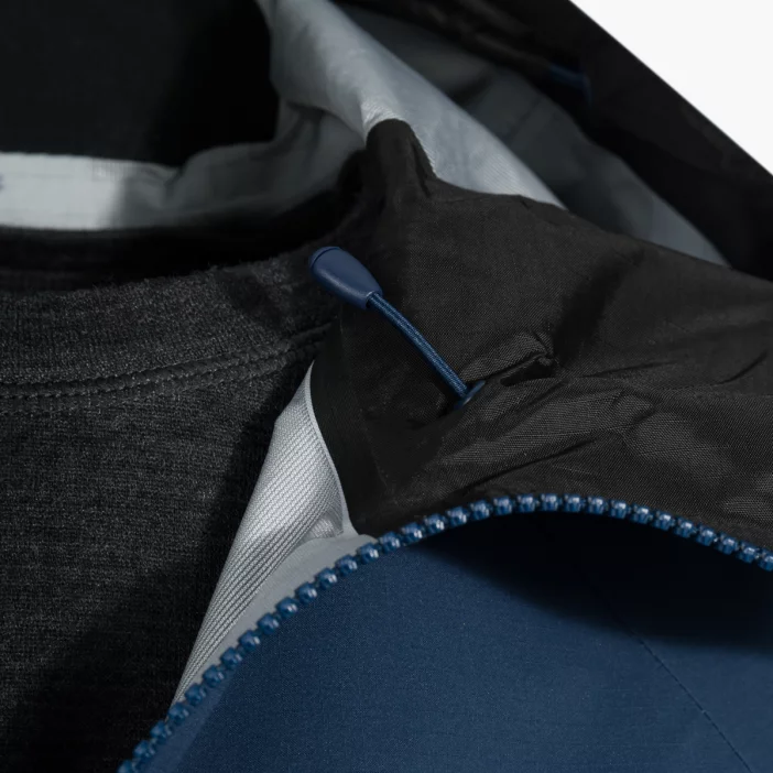 Nepremokavá hardshellová bunda s priedušnou membránou.