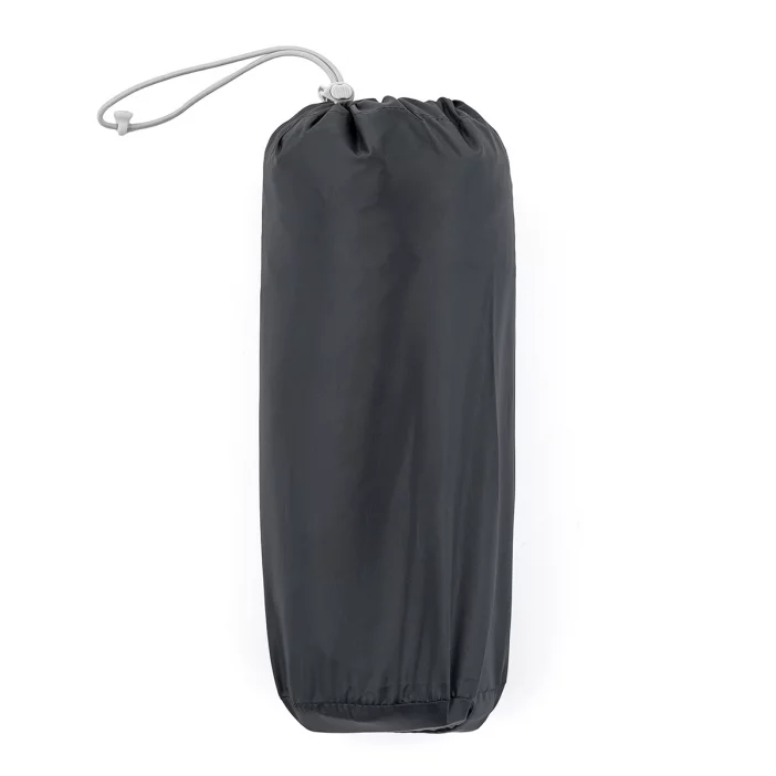 Ľahká a priestranná nepremokavá pláštenka.