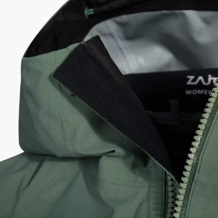 Nepremokavá hardshellová bunda s priedušnou membránou.