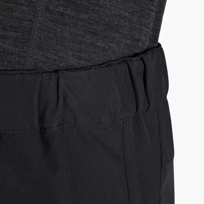 Odolné turistické šortky.