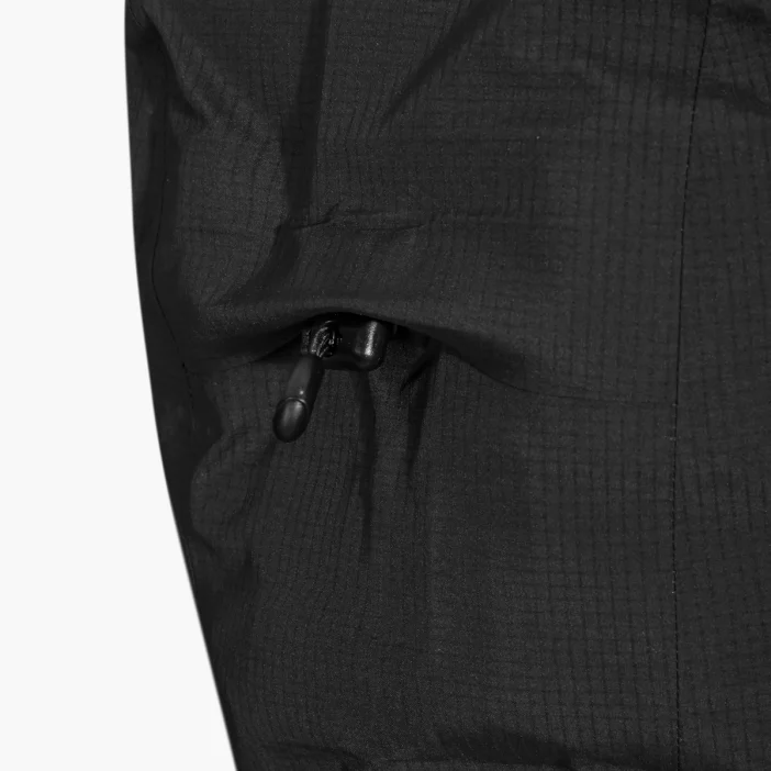 Nepremokavá hardshellová bunda s priedušnou membránou.