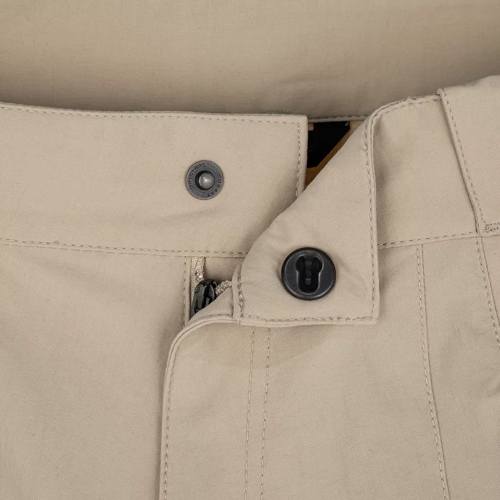 Odolné turistické šortky.