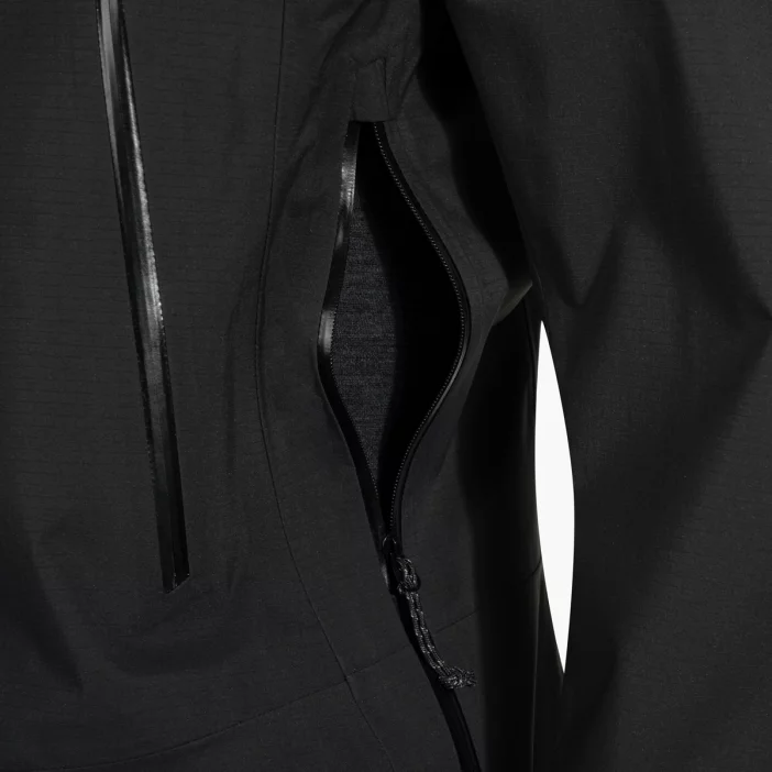 Nepremokavá hardshellová bunda s priedušnou membránou.