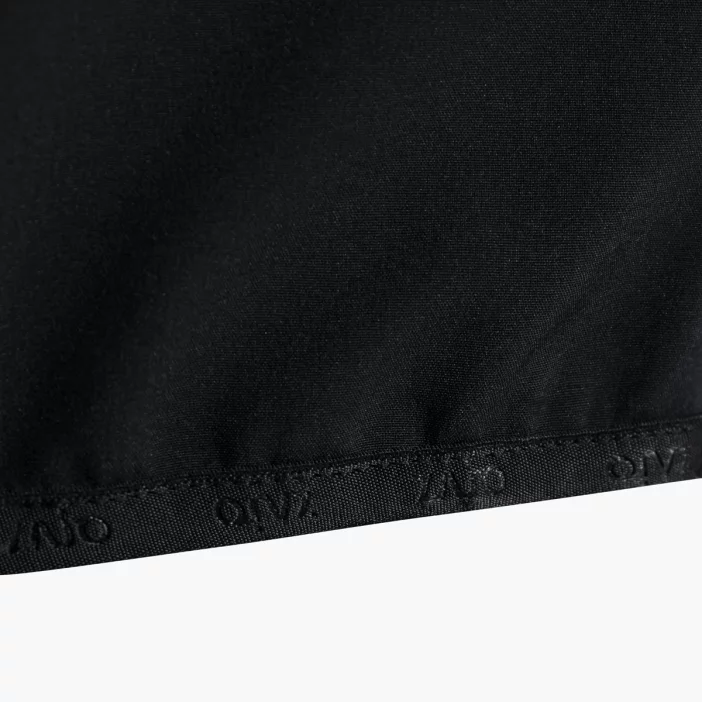 Zateplená a vetruodolná pánska softshellová bunda.