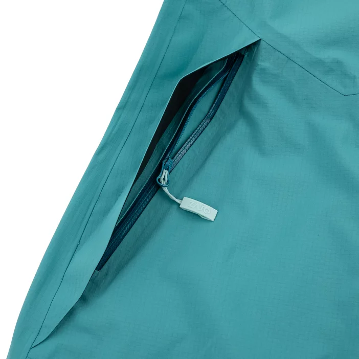 Nepremokavá hardshellová bunda s priedušnou membránou.