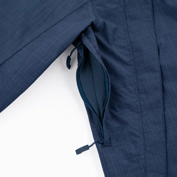 Nepremokavá bunda s priedušnými vlastnosťami.