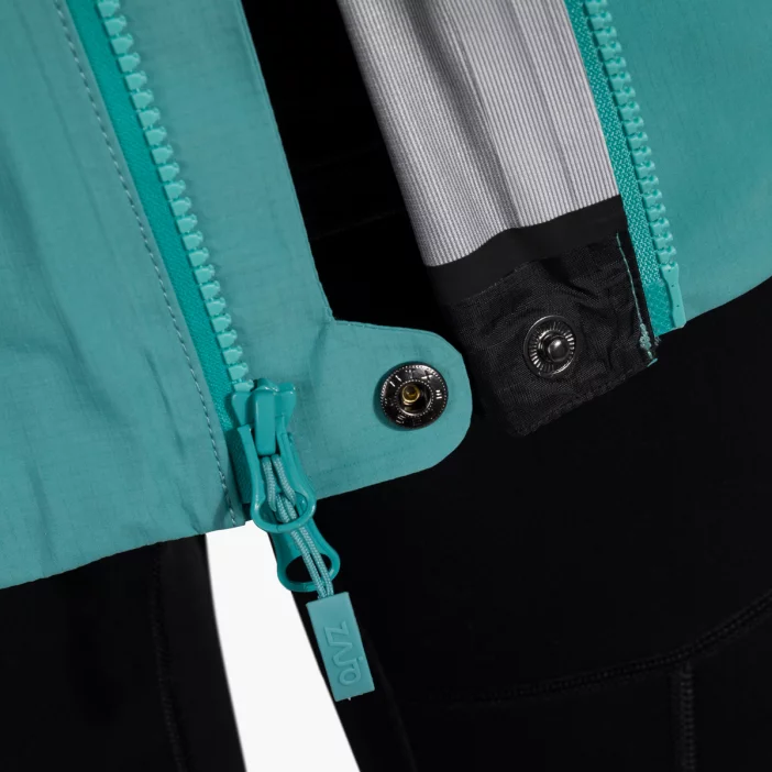 Nepremokavá hardshellová bunda s priedušnou membránou.