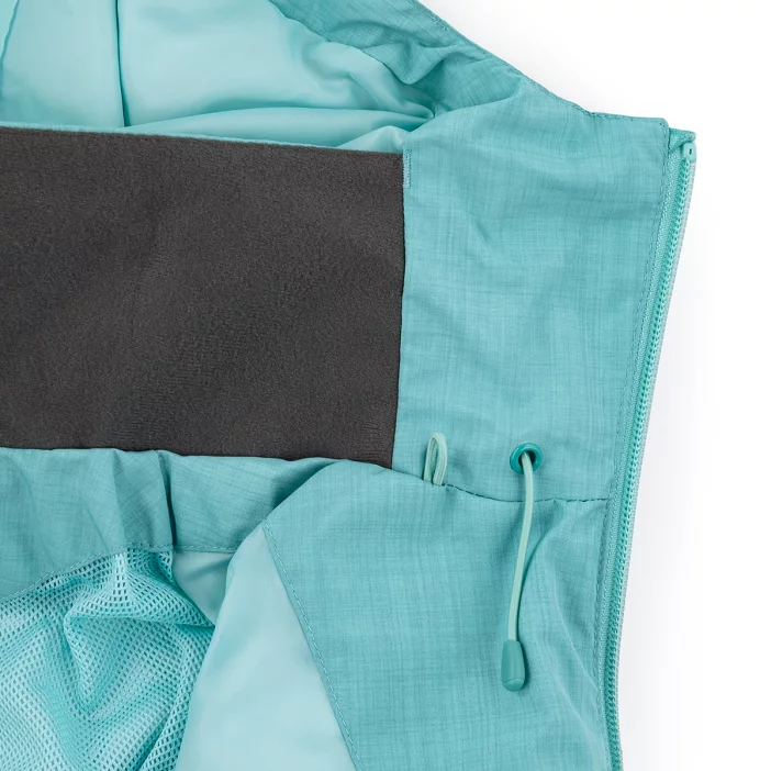 Nepremokavá bunda s priedušnými vlastnosťami.