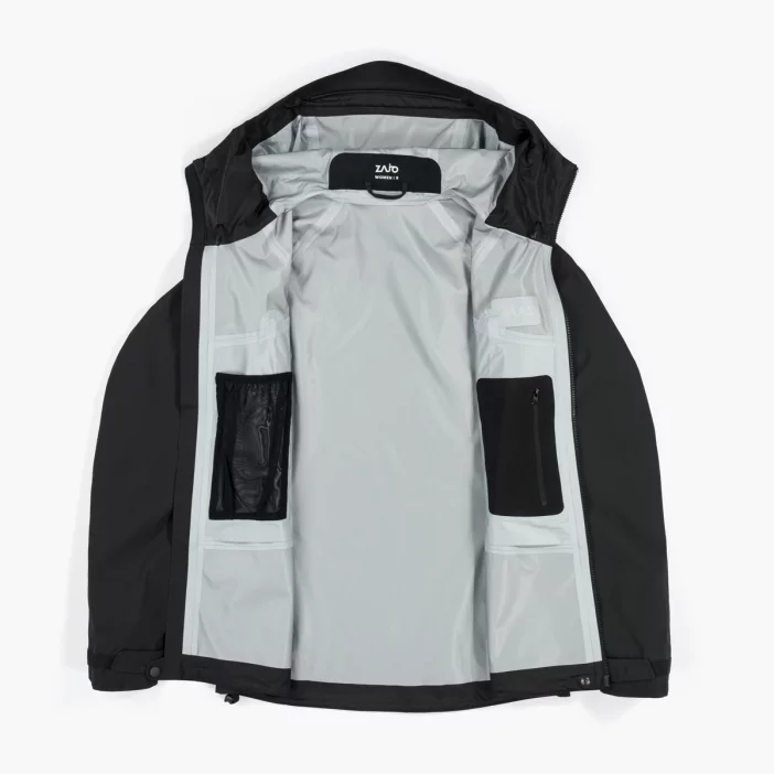 Nepremokavá hardshellová bunda s priedušnou membránou.