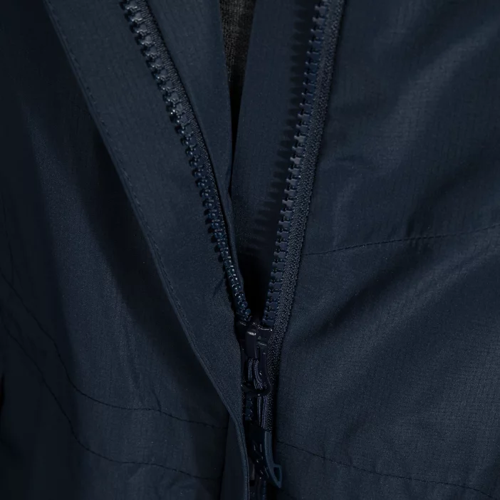 Ľahký a nepremokavý dámsky plášť.